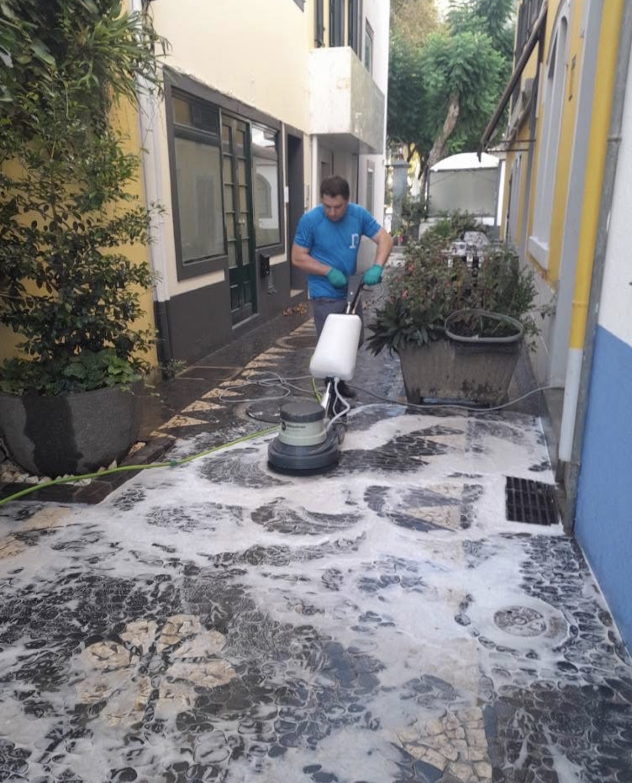 Limpeza de pavimento exterior com máquina rotativa na Madeira