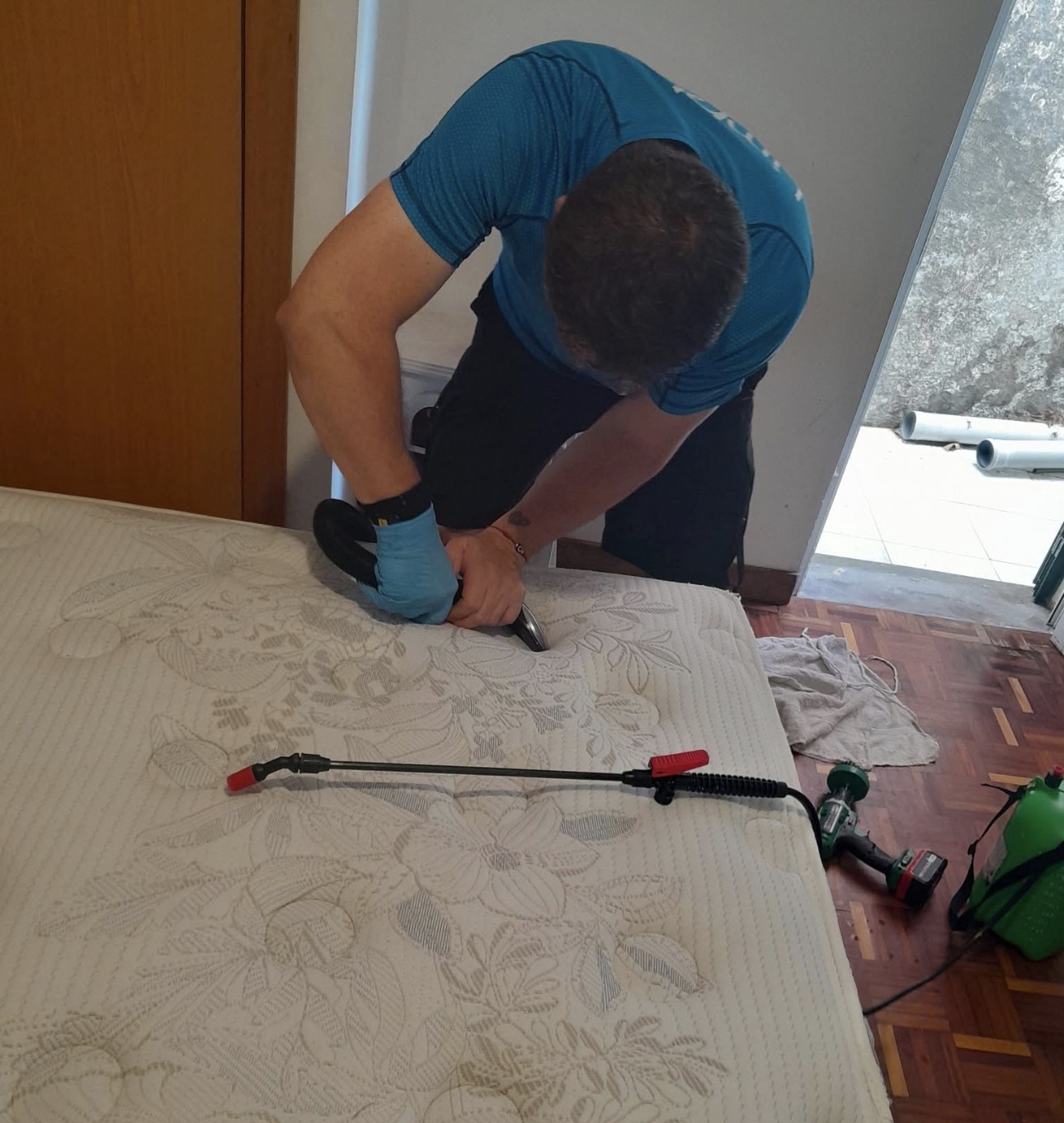 Limpeza profissional de estofados com equipamento de injeção e extração